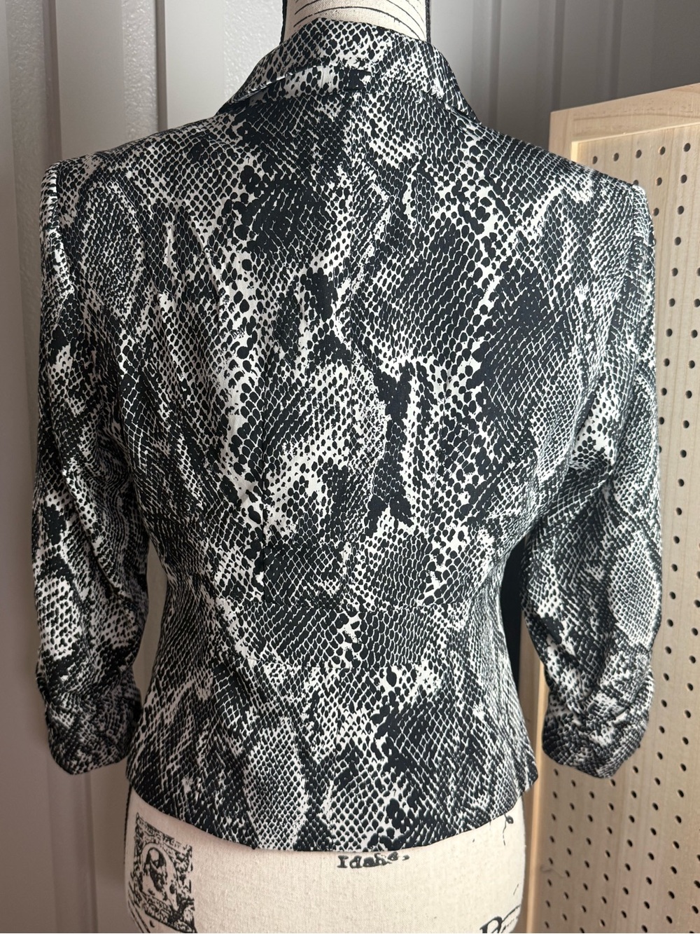 Express Snakeskin Print Blazer | Black & White | Ruched Sleeve | Size 4 - Picture 4 of 9